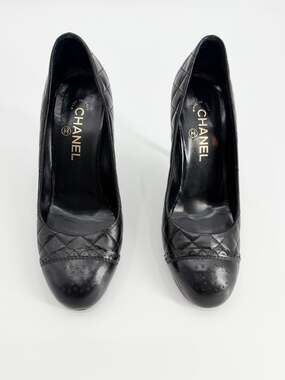 Chanel Pumps Quilted Black Leather Perforated CC Cap Toe Round 39 EU